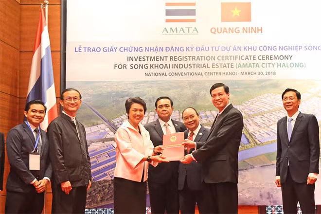 Lãnh đạo tỉnh Quảng Ninh trao giấy chứng nhận cho nhà đầu tư Thái Lan dưới sự chứng kiến của Thủ tướng Nguyễn Xuân Phúc và Thủ tướng Vương quốc Thái Lan Prayut Chan-o-cha.