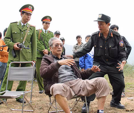 Đạo diễn Long Vân trên phim trường. Đạo diễn Long Vân trên phim trường.