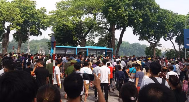 Không ít người xuống đường tụ tập, gây rối do bị tác động từ những thông tin kích động trên mạng xã hội. Không ít người xuống đường tụ tập, gây rối do bị tác động từ những thông tin kích động trên mạng xã hội.