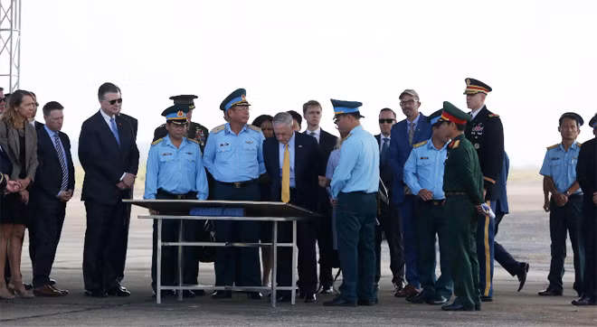 Bộ trưởng Bộ Quốc phòng Hoa Kỳ James Mattis thị sát khu vực xử lý dioxin ở sân bay Biên Hòa.