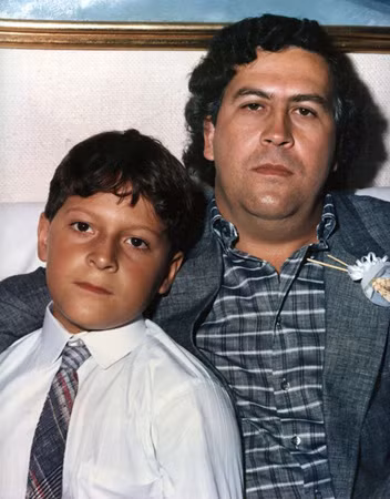 Pablo Escobar và con trai Sebastian Marroquin.