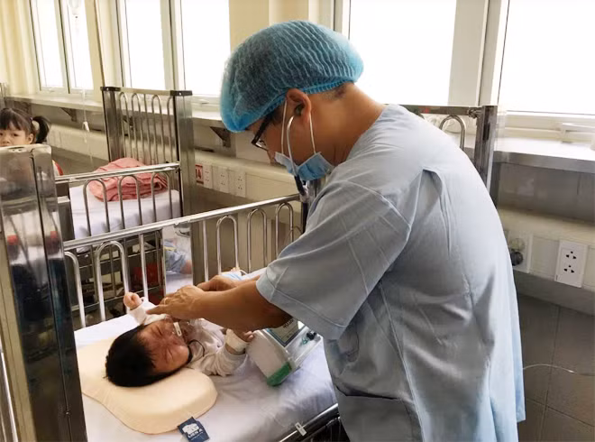 Vụ dịch năm nay, nhiều trẻ bị tay – chân – miệng đều ở mức độ nặng.