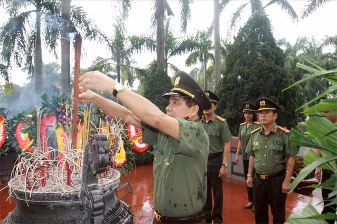 Trung tướng Nguyễn Văn Chuyên cùng Đoàn công tác dâng hương tại nghĩa trang liệt sỹ Nhổn (Hà Nội).