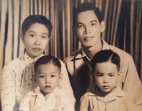 Nữ anh hùng Lê Thị Riêng cùng chồng và 2 con trai.
