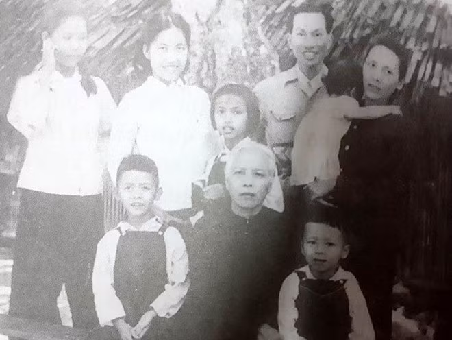 Gia đình Giáo sư Đặng Văn Ngữ năm 1952.