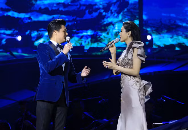 Ca sĩ Lệ Quyên và Quang Dũng trong liveshow “Ru đời đi nhé”. Ca sĩ Lệ Quyên và Quang Dũng trong liveshow “Ru đời đi nhé”.