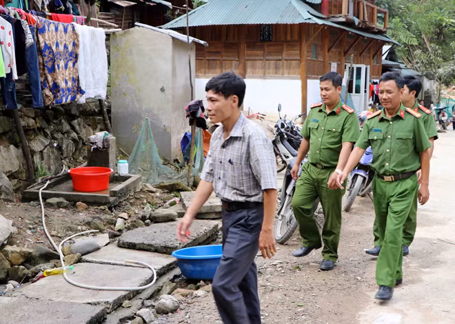 Công an chính quy đến tận thôn bản vận động đồng bào dân tộc thiểu số giữ gìn ANTT.