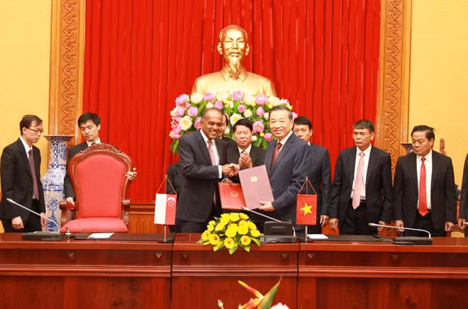 Bộ trưởng Tô Lâm và ngài K. Shanmugam ký gia hạn Thỏa thuận hợp tác song phương trong lĩnh vực phòng, chống tội phạm xuyên quốc gia.