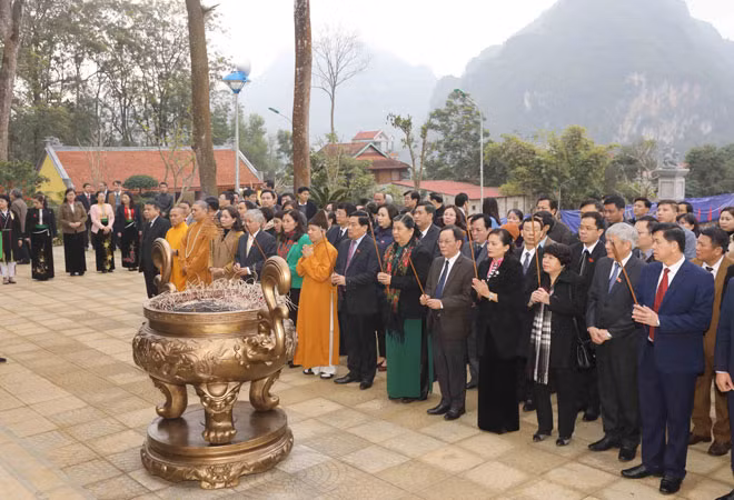 Phó Chủ tịch Thường trực Quốc hội Tòng Thị Phóng và đoàn công tác dâng hương tại Nhà tưởng niệm Bác Hồ. Ảnh: TTXVN. Phó Chủ tịch Thường trực Quốc hội Tòng Thị Phóng và đoàn công tác dâng hương tại Nhà tưởng niệm Bác Hồ. Ảnh: TTXVN.