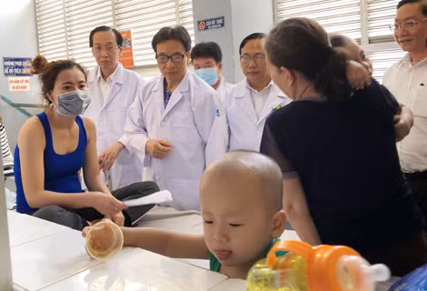 Phó Thủ tướng Vũ Đức Đam làm việc với Bệnh viện Nhi đồng 1, hỏi thăm bệnh nhân và động viên các y bác sĩ. Phó Thủ tướng Vũ Đức Đam làm việc với Bệnh viện Nhi đồng 1, hỏi thăm bệnh nhân và động viên các y bác sĩ.