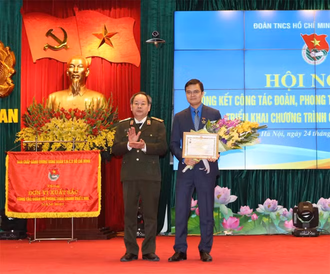 Trung tướng Nguyễn Thanh Nam, trao tặng kỷ niệm chương Bảo vệ ANTQ cho đồng chí Bùi Quang Huy, Bí thư Trung ương Đoàn TNCS Hồ Chí Minh.