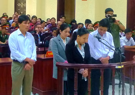 Các bị cáo trước vành móng ngựa. Các bị cáo trước vành móng ngựa.