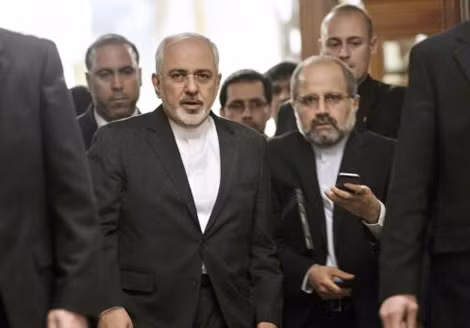 Ngoại trưởng Iran Mohammad Javad Zarif rời khách sạn Lausanne sau cuộc đàm phán với người đồng cấp Mỹ John Kerry hôm 26/3. Ảnh: AP.