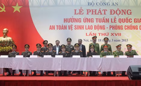 10 đơn vị ký giao ước thi đua. 10 đơn vị ký giao ước thi đua.