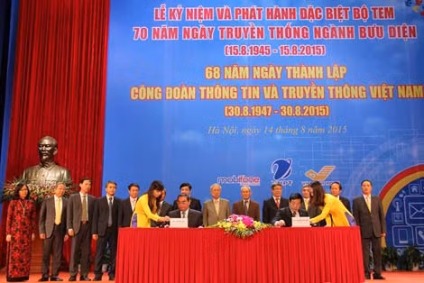 Đồng chí Lê Hồng Anh cùng lãnh đạo Bộ TT&TT ký và đóng dấu phát hành bộ tem đặc biệt kỷ niệm 70 năm truyền thống ngành Bưu điện.