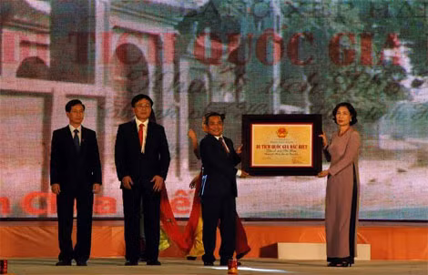 Đồng chí Đặng Thị Bích Liên, Thứ trưởng Bộ Văn hóa Thể thao và Du lịch trao Bằng xếp hạng Di tích quốc gia đặc biệt Khu di tích Phố Hiến cho lãnh đạo tỉnh Hưng Yên. Đồng chí Đặng Thị Bích Liên, Thứ trưởng Bộ Văn hóa Thể thao và Du lịch trao Bằng xếp hạng Di tích quốc gia đặc biệt Khu di tích Phố Hiến cho lãnh đạo tỉnh Hưng Yên.