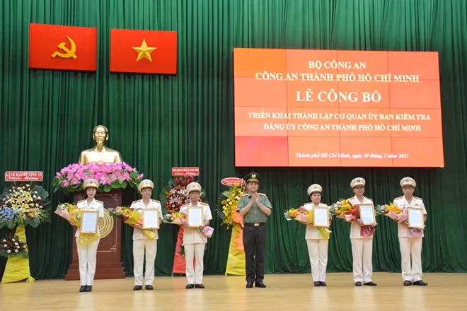 Thiếu tướng Lê Hồng Nam, Giám đốc Công an TP Hồ Chí Minh, trao Quyết định cho các đồng chí lãnh đạo Cơ quan UBKT Đảng ủy.