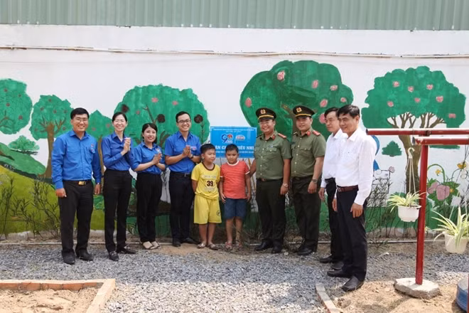 Đại diện lãnh đạo Ban Dân vận Thành ủy TP Hồ Chí Minh và Bí thư Thành Đoàn TP Hồ Chí Minh cùng đại diện các đơn vị trao sân chơi thiếu nhi tại xã Tân Quý Tây.