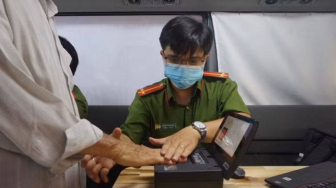 Các thủ tục và các bước làm CCCD gắn chip điện tử được thực hiện nhanh gọn trên xe chuyên dụng.