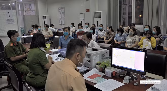 Gần 21h đêm, người dân đến Công an quận 6 làm thủ tục cấp CCCD gắn chip điện tử vẫn khá đông.