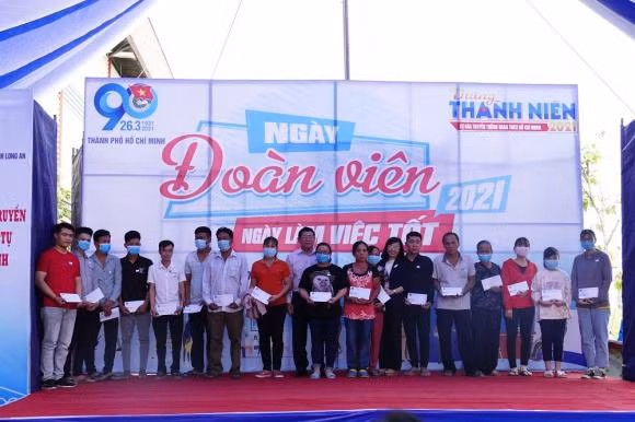 Tặng quà cho thanh niên công nhân khó khăn trên địa bàn huyện Bình Chánh.