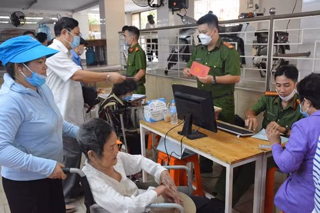 Một số giáo dân già yếu, bệnh tật đều được các CBCS Công an phường 12 quận 3 giúp đỡ để hoàn thành thủ tục cấp CCCD gắn chip.