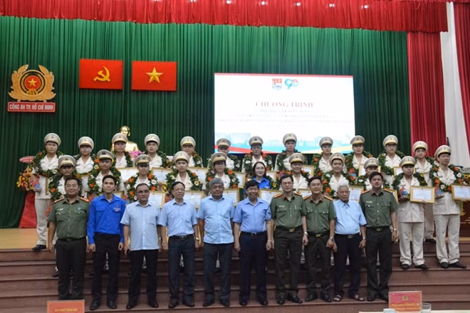Các đại biểu và 26 gương cán bộ Đoàn Công an thành phố được tuyên dương.