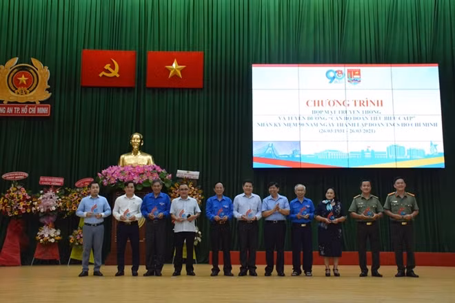 Trao Kỷ niệm chương tặng cán bộ Đoàn qua các thời kỳ.