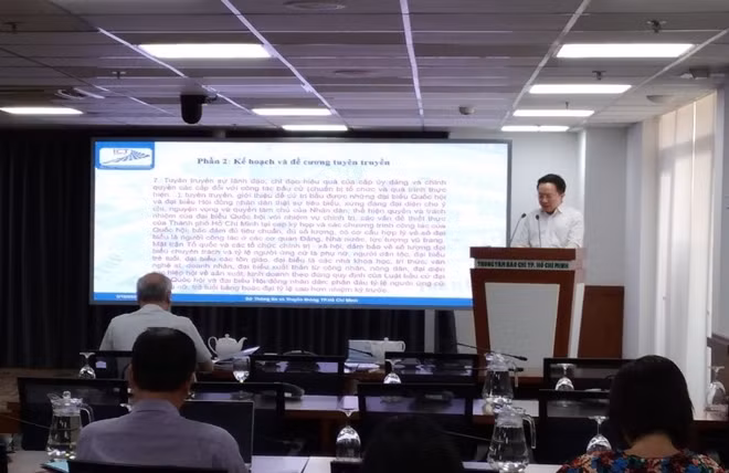 Phó Giám đốc Sở Thông tin và Truyền thông Từ Lương thông tin công tác tuyên truyền về cuộc bầu cử.