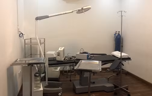 Thiết bị, thuốc phẫu thuật tại hiện trường cơ sở Kang Beauty.