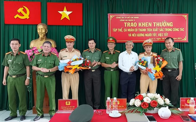 Hai cán bộ CSGT-TT Công an quận 5 được khen thưởng vì nghĩa cử cao đẹp.