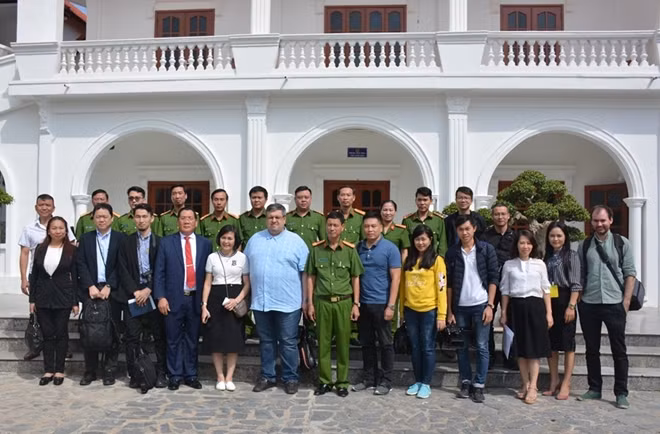 Đoàn nhà báo quốc tế thăm Trại giam Thủ Đức.