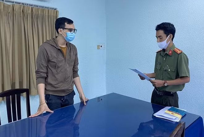 Công an đọc lệnh khởi tố bị can Dương Tấn Hậu.