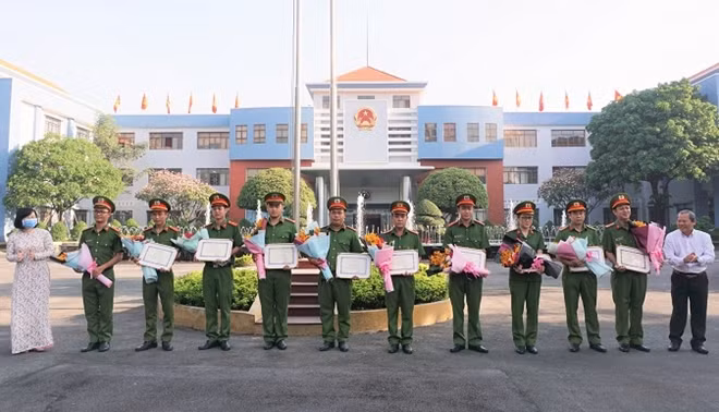 Lãnh đạo Quận ủy, UBND Quận 12 tặng Giấy khen cho tập thể, cá nhân có thành tích xuất sắc.
