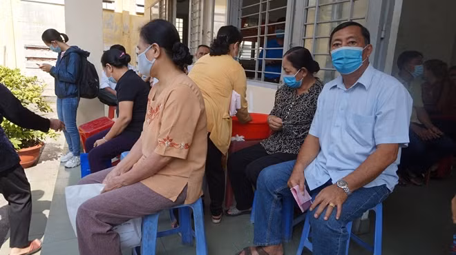Từ sáng, người dân ở phường Linh Xuân đã đến sớm chờ đến lượt làm CCCD gắn chip điện tử.