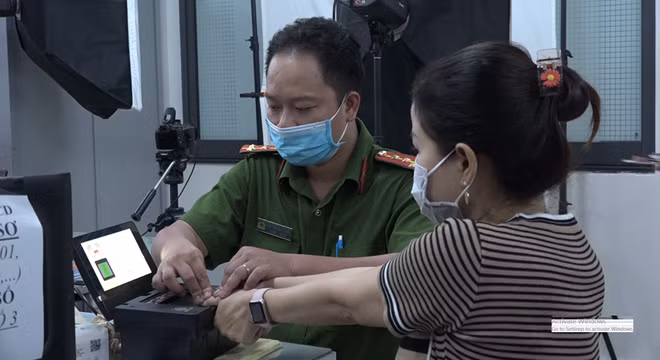 Nhiều người dân đến Công an quận 3 làm thủ tục cấp CCCD gắn chip điện tử vào buổi tối.