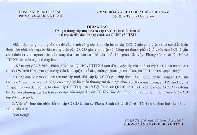 Thông báo dán trước trụ sở Phòng Cảnh sát QLHC về TTXH về việc tạm ngưng nhận hồ sơ cấp CCCD gắn chip điện tử.
