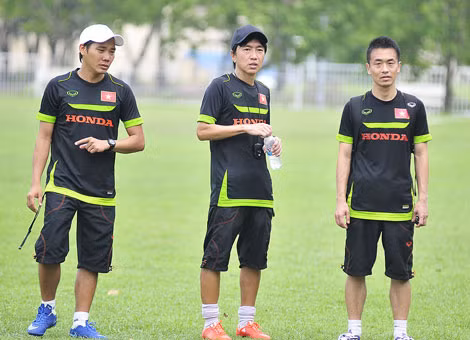 Ông Miura (giữa) cùng các trợ lý và phiên dịch.
