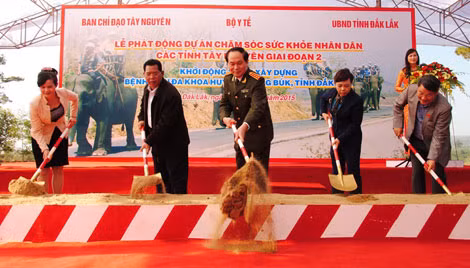 Các đại biểu tại lễ động thổ xây dựng Bệnh viện Đa khoa huyện Krông Búk. Các đại biểu tại lễ động thổ xây dựng Bệnh viện Đa khoa huyện Krông Búk.