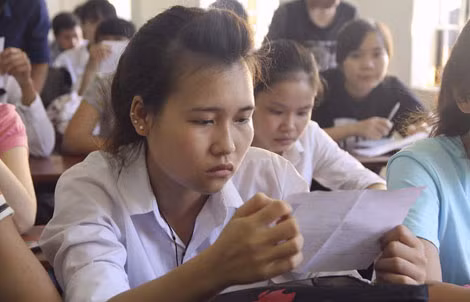 Thí sinh tại cụm thi ĐH Công nghiệp Hà Nội trong ngày làm thủ tục dự thi.