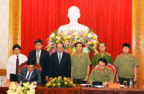 Bộ trưởng Trần Đại Quang; Bộ trưởng Bộ NN & PTNN Cao Đức Phát ký Thông tư Liên tịch phối hợp công tác.