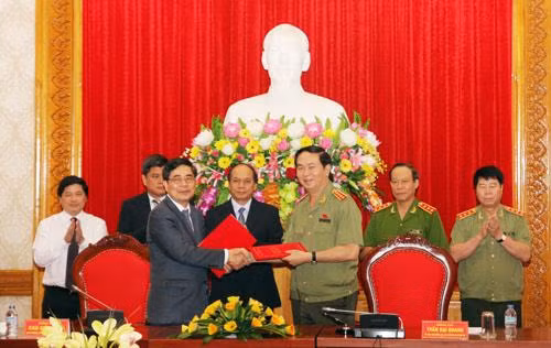 Bộ trưởng Trần Đại Quang; Bộ trưởng Bộ NN & PTNN Cao Đức Phát ký Thông tư Liên tịch phối hợp công tác.