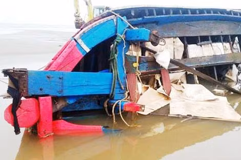 Một trong 5 chiếc tàu cá của gia đình anh Nguyễn Văn Đồng ở xã Diễn Bích bị sóng đánh chìm.