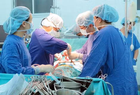 Các chuyên gia của BV Việt - Đức chuyển giao kỹ thuật cho các bác sĩ BV vệ tinh.