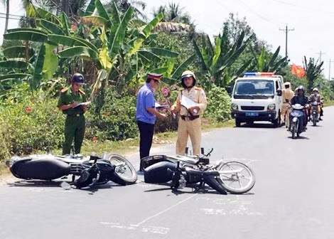 Hiện trường vụ tai nạn giữa 2 xe môtô trên địa bàn xã Hòa Nghĩa (huyện Chợ Lách, tỉnh Bến Tre).