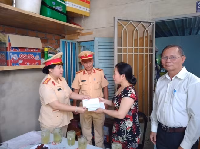 Thăm hỏi, trao quà thân nhân một số nạn nhân TNGT khác.