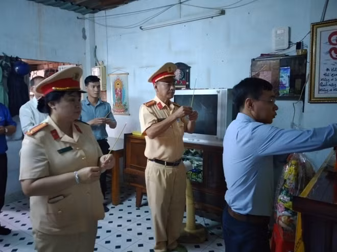 Thăm hỏi vợ con nạn nhân Hồ Văn Chín .