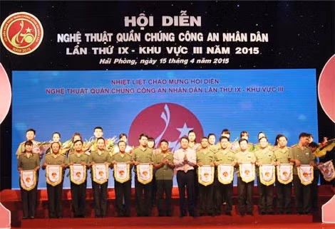 Thứ trưởng Trần Việt Tân và Phó chủ tịch UBND TP Hải Phòng tặng cờ, hoa cho các đoàn.