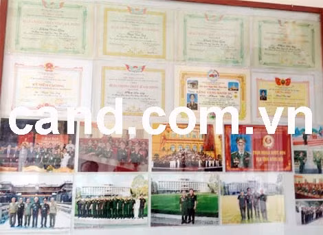 Các Huân, Huy chương và ảnh đối tượng treo tại nhà để chứng tỏ là bộ đội kháng chiến