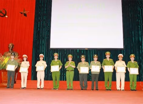Trung tướng Nguyễn Xuân Yêm, Giám đốc Học viện Cảnh sát nhân dân trao thưởng cho các tập thể, cá nhân có thành tích xuất sắc. Trung tướng Nguyễn Xuân Yêm, Giám đốc Học viện Cảnh sát nhân dân trao thưởng cho các tập thể, cá nhân có thành tích xuất sắc.